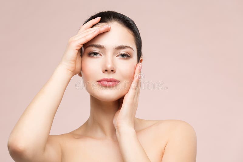 妇女自然美人构成画象、时装模特儿接触面孔的用人工，美女皮肤护理和治疗 免版税库存照片